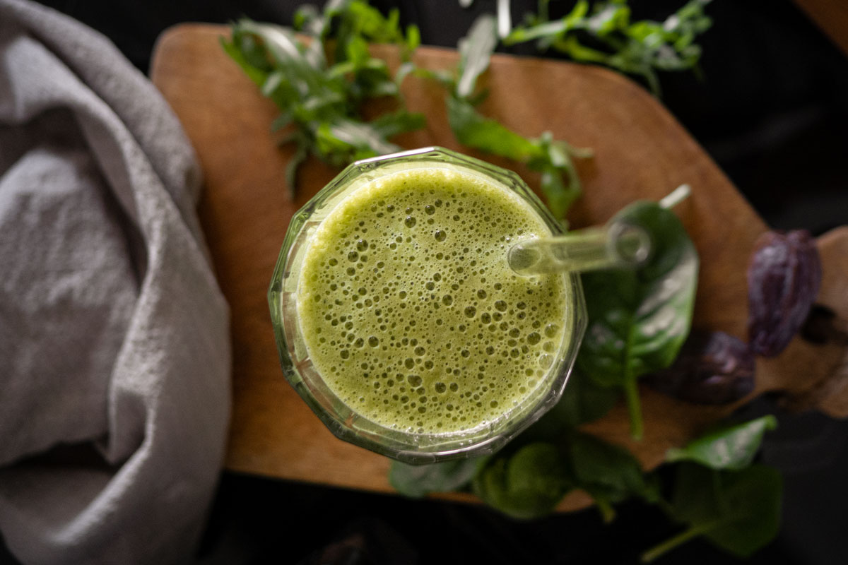 Green Smoothie Rezept mit Spinat, Feldsalat, Rucola und Brokkoli: Auf dem Food- und Lifestyle Blog zeige ich dir, wie es geht. | www.kleidermaedchen.de