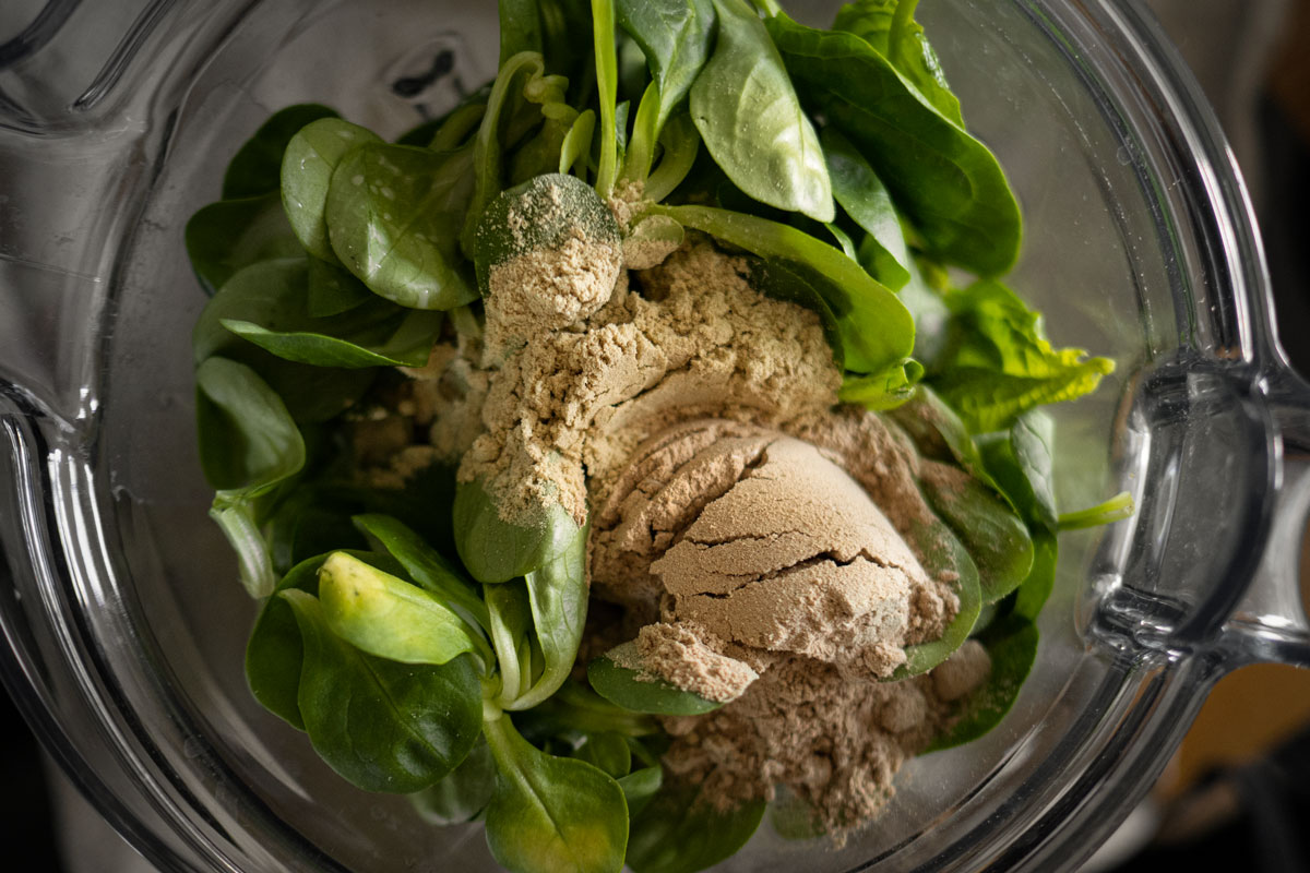 Green Smoothie Rezept mit Spinat, Feldsalat, Rucola und Brokkoli: Auf dem Food- und Lifestyle Blog zeige ich dir, wie es geht. | www.kleidermaedchen.de
