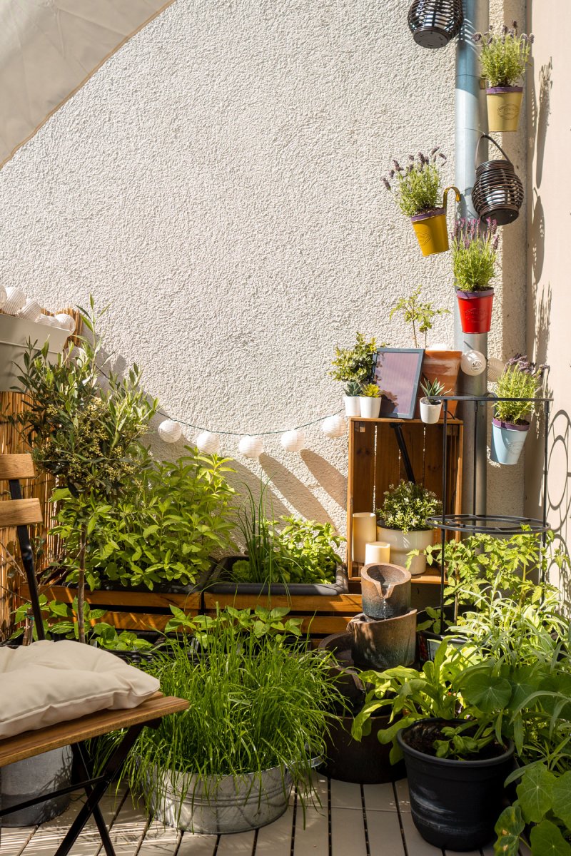 Kleinen Balkon gestalten mit platzsparenden Möbeln sowie einen Gemüsegarten. Auf dem Interiorblog zeige ich dir, wie ich meinen Balkon eingerichtet habe. | www.kleidermaedchen.de