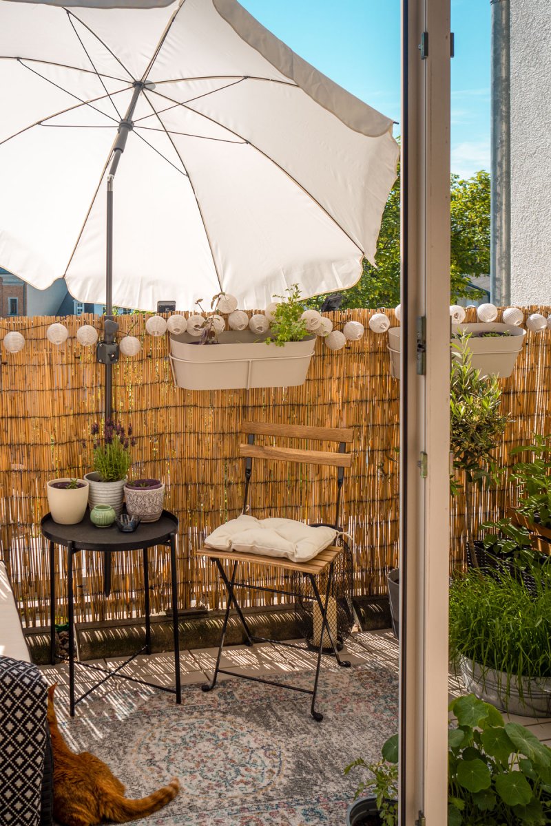 Kleinen Balkon gestalten mit platzsparenden Möbeln sowie einen Gemüsegarten. Auf dem Interiorblog zeige ich dir, wie ich meinen Balkon eingerichtet habe. | www.kleidermaedchen.de