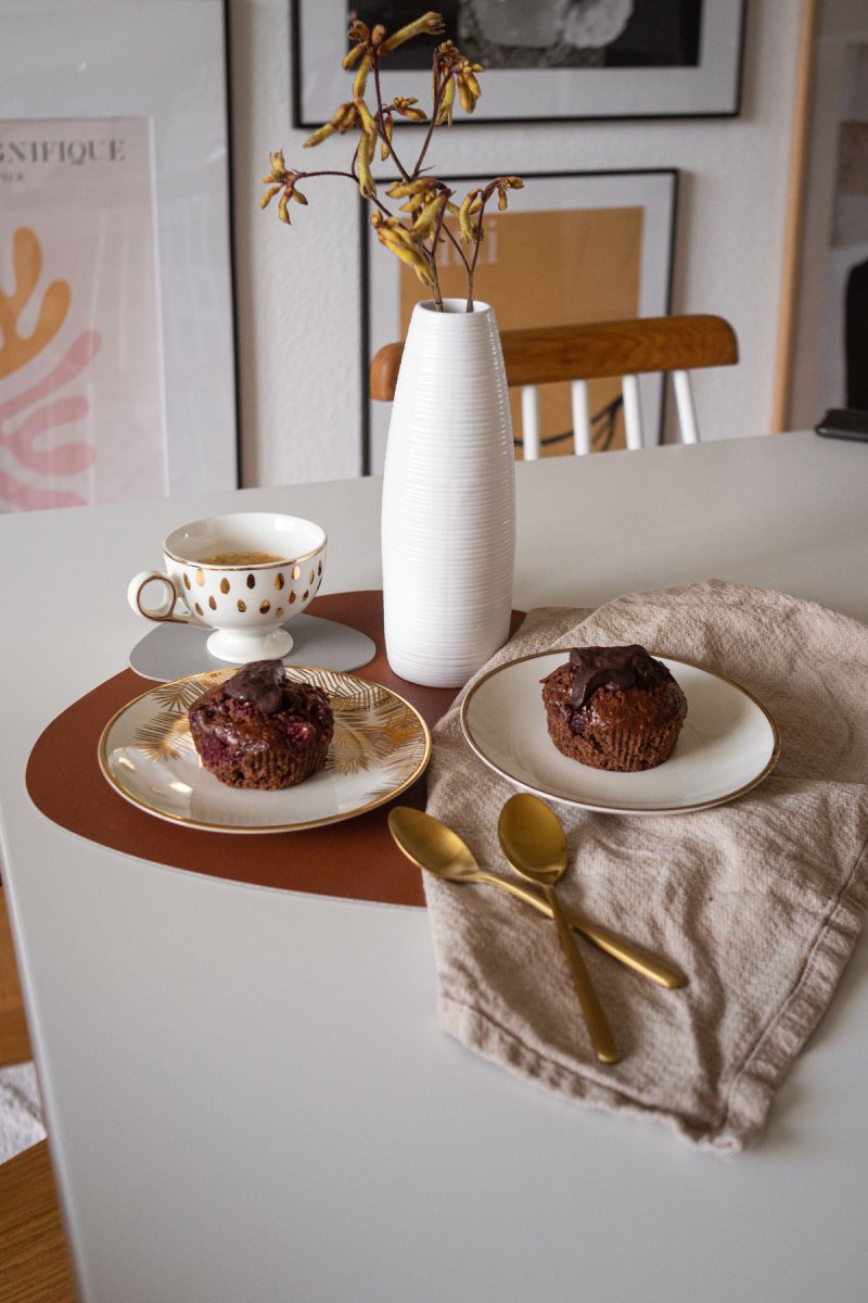 Saftige Schokomuffins selber backen mit Kirschen und extra Schokoklecks. Auf dem Food- und Lifestyle Blog zeige ich dir, wie es geht. | www.kleidermaedchen.de