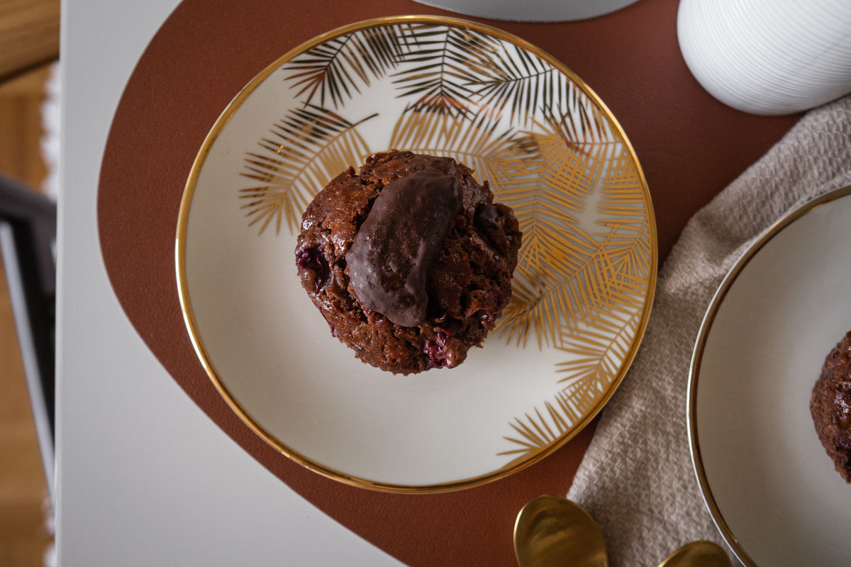 Saftige Schokomuffins selber backen mit Kirschen und extra Schokoklecks. Auf dem Food- und Lifestyle Blog zeige ich dir, wie es geht. | www.kleidermaedchen.de