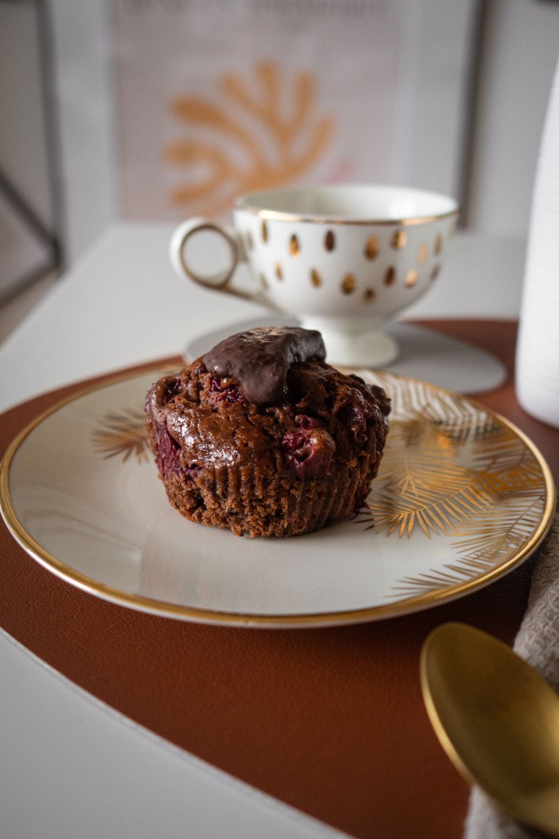 Saftige Schokomuffins selber backen mit Kirschen und extra Schokoklecks. Auf dem Food- und Lifestyle Blog zeige ich dir, wie es geht. | www.kleidermaedchen.de