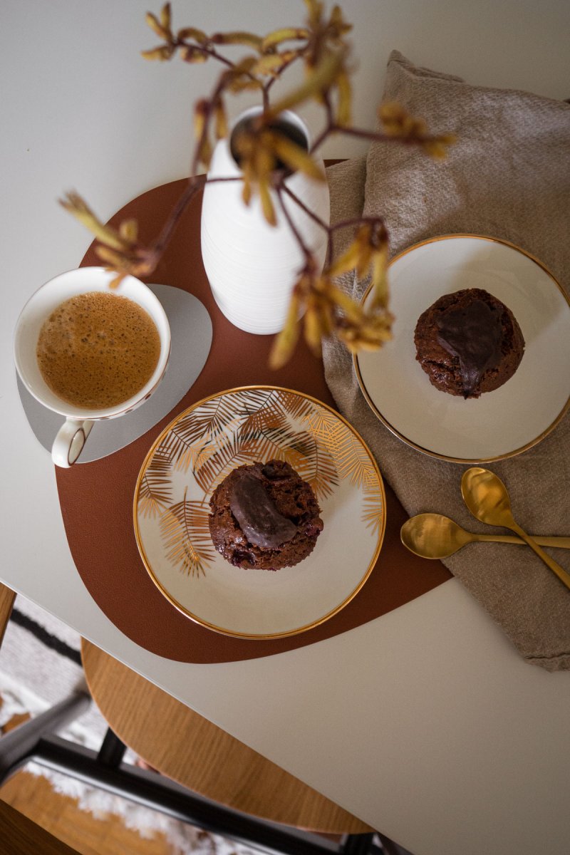 Saftige Schokomuffins selber backen mit Kirschen und extra Schokoklecks. Auf dem Food- und Lifestyle Blog zeige ich dir, wie es geht. | www.kleidermaedchen.de