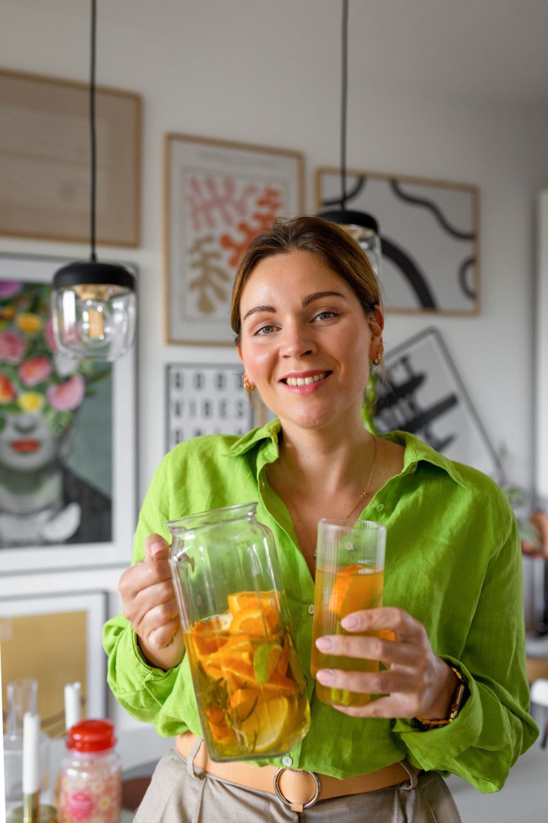 Selbst gemachter Eistee mit Kushmi Tea, Orange, Limette und Rosmarin: Auf dem Food- und Lifestyle Blog zeige ich dir, wie es geht. | www.kleidermaedchen.de