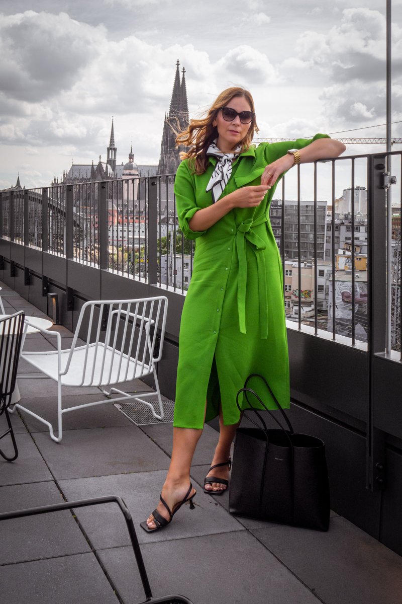 Im Sommer trage ich Midikleid! Auf dem Modeblog zeige ich dir mein liebstes Sommerkleid 2022 in Grün, das ich im Urban Loft Cologne geshootet habe. | www.kleidermaedchen.de