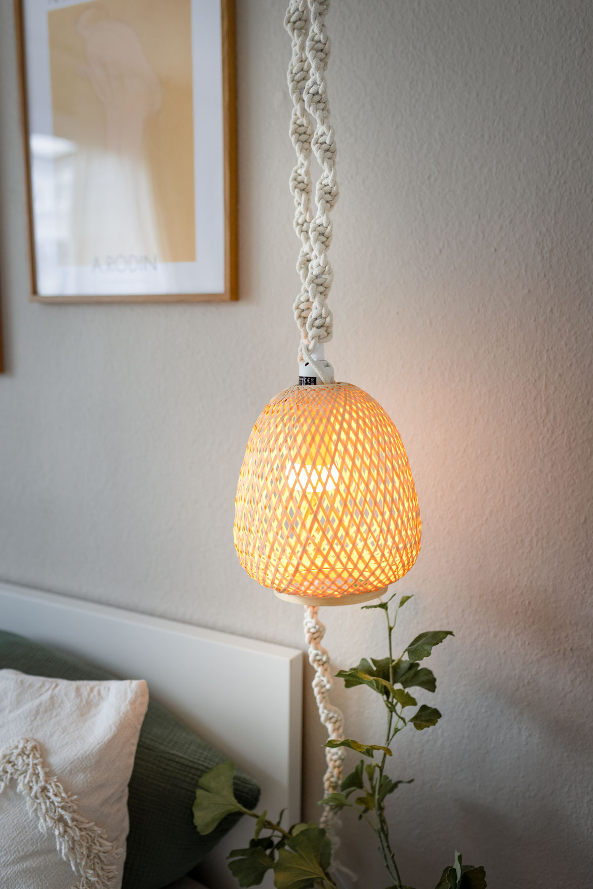 Makramee Lampen DIY Anleitung für das Schlaf- und Wohnzimmer. Auf dem Interiorblog stelle ich dir meine Makramee Lampenkreation vor und zeige euch Schritt für Schritt, wie ihr sie ganz einfach nachbasteln könnt. www.kleidermaedchen.de