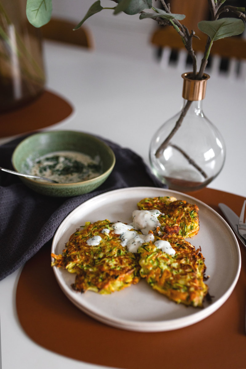 Zucchini-Möhren-Puffer mit Zitronen-Dill-Joghurt. Auf dem Foodblog zeige ich dir das schnelle und gesunde Rezept. | www.kleidermaedchen.de