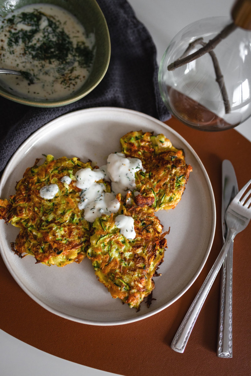 Zucchini-Möhren-Puffer mit Zitronen-Dill-Joghurt. Auf dem Foodblog zeige ich dir das schnelle und gesunde Rezept. | www.kleidermaedchen.de