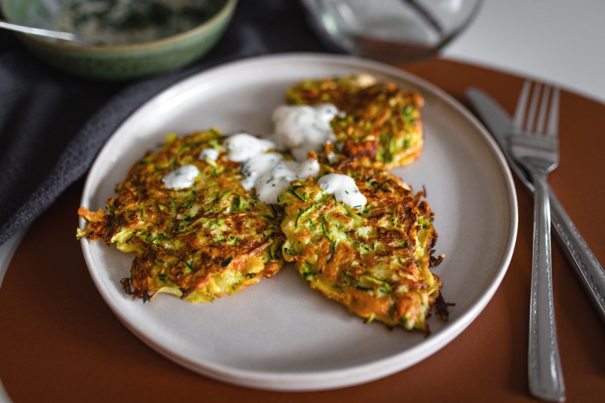 Zucchini-Möhren-Puffer mit Zitronen-Dill-Joghurt. Auf dem Foodblog zeige ich dir das schnelle und gesunde Rezept. | www.kleidermaedchen.de