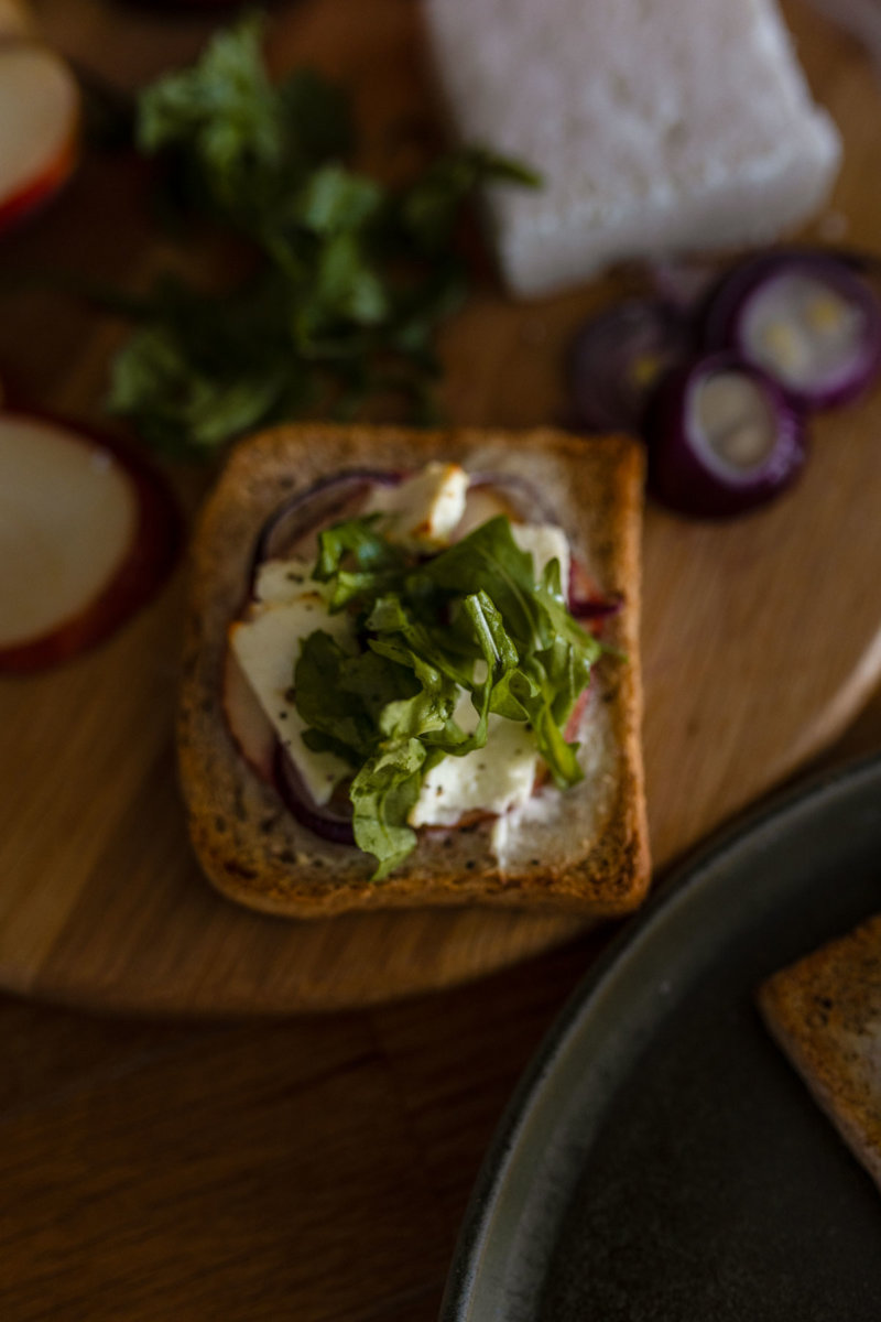 Flammkuchen-Toast mit Apfel, Schafskäse und Rucola. Auf dem Foodblog zeige ich dir das schnelle und gesunde Rezept. | www.kleidermaedchen.de