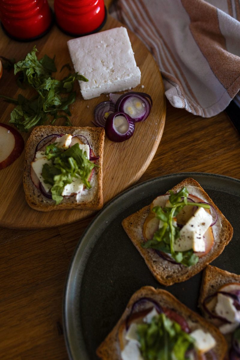 Flammkuchen-Toast mit Apfel, Schafskäse und Rucola. Auf dem Foodblog zeige ich dir das schnelle und gesunde Rezept. | www.kleidermaedchen.de