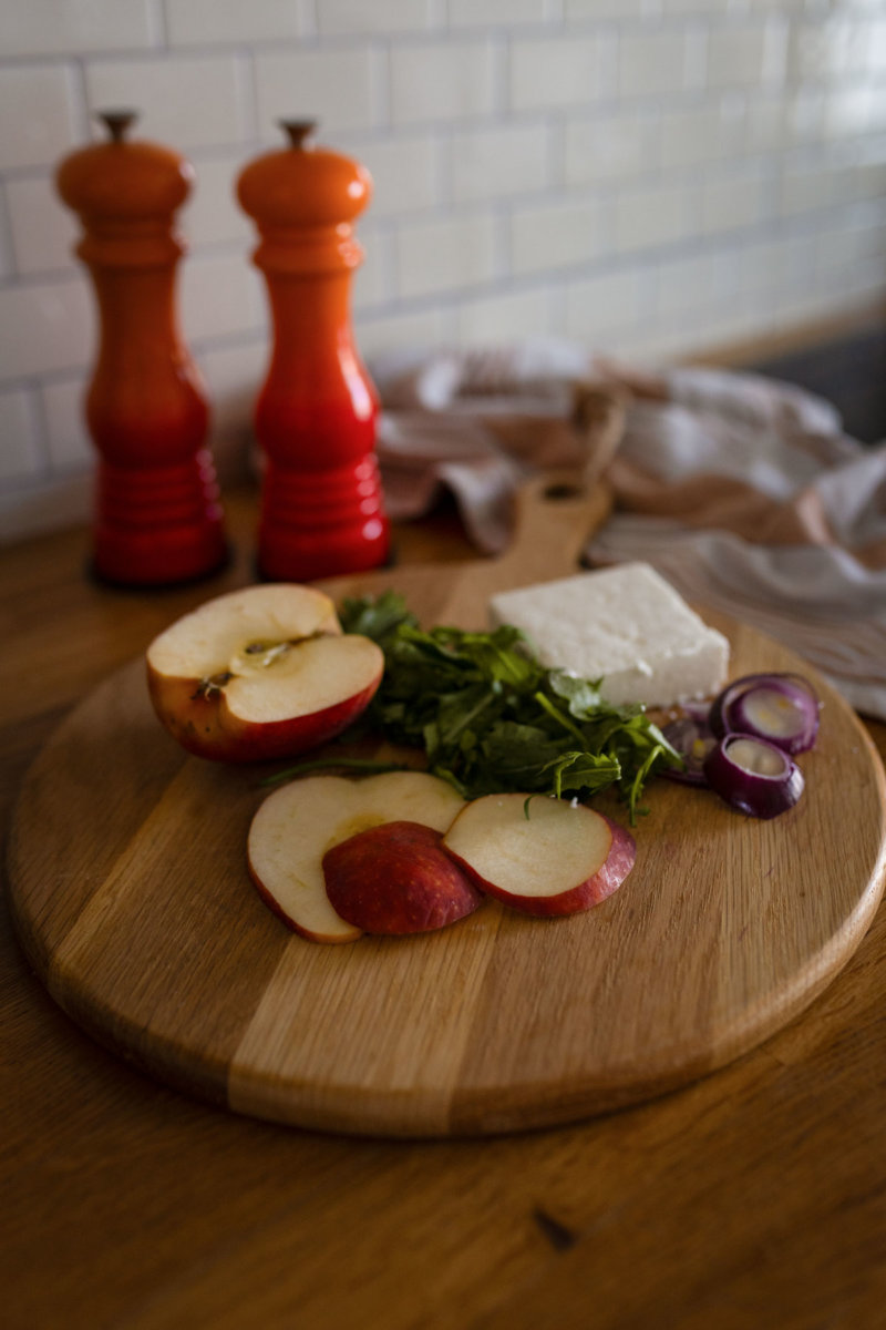 Flammkuchen-Toast mit Apfel, Schafskäse und Rucola. Auf dem Foodblog zeige ich dir das schnelle und gesunde Rezept. | www.kleidermaedchen.de