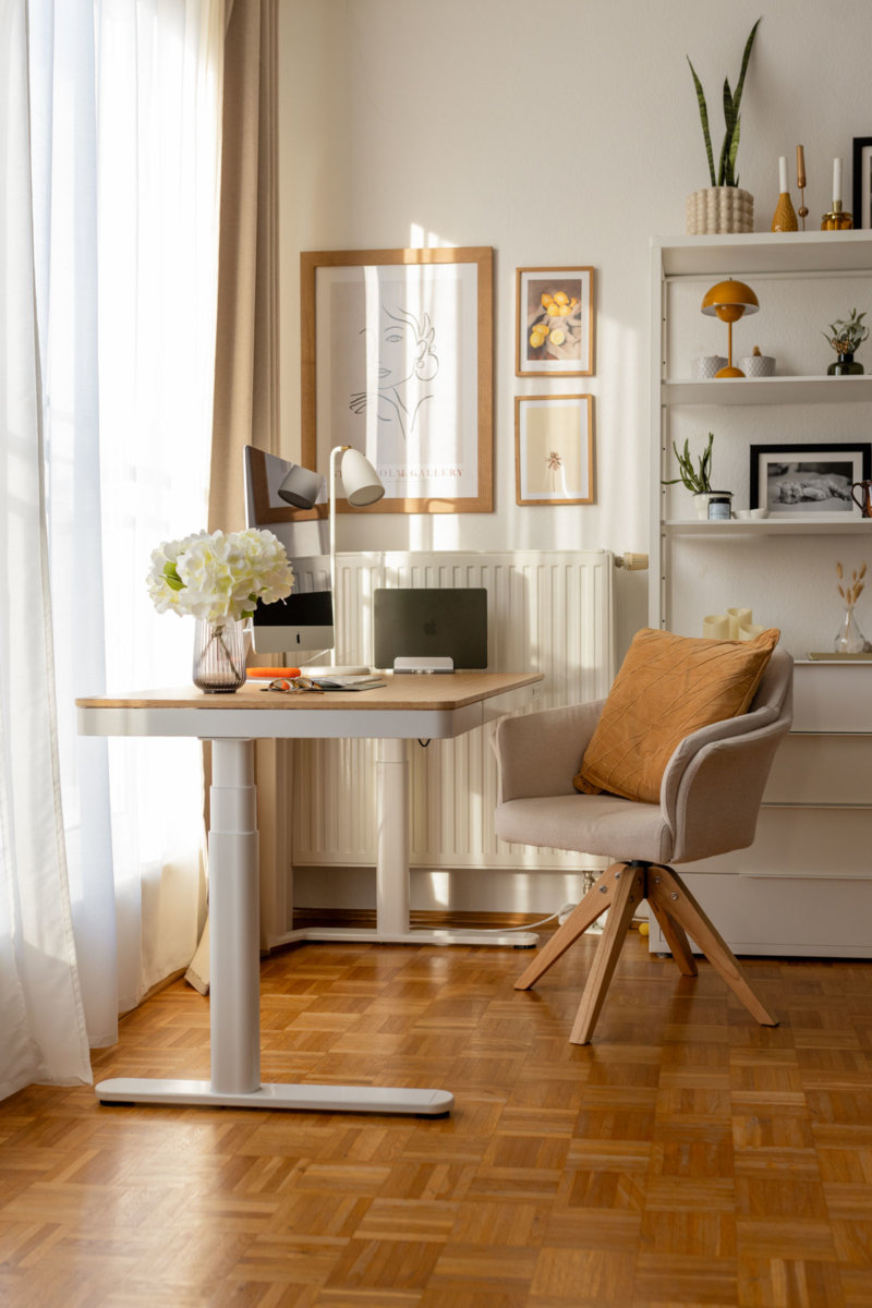 Homeoffice mit Flexispot Q8 im Wohnzimmer einrichten. Auf dem Interiorblog zeige ich dir, wie du deinen Arbeitsplatz im Wohnzimmer harmonisch integrierst. | www.kleidermaedchen.de