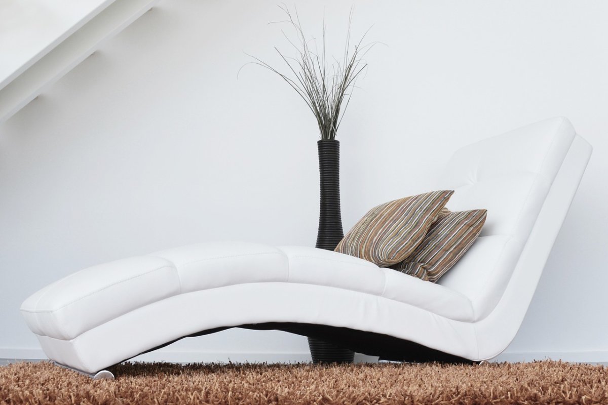 Grau ist die perfekte Farbe für einen Teppich in einer Einrichtung im Scandi-Stil