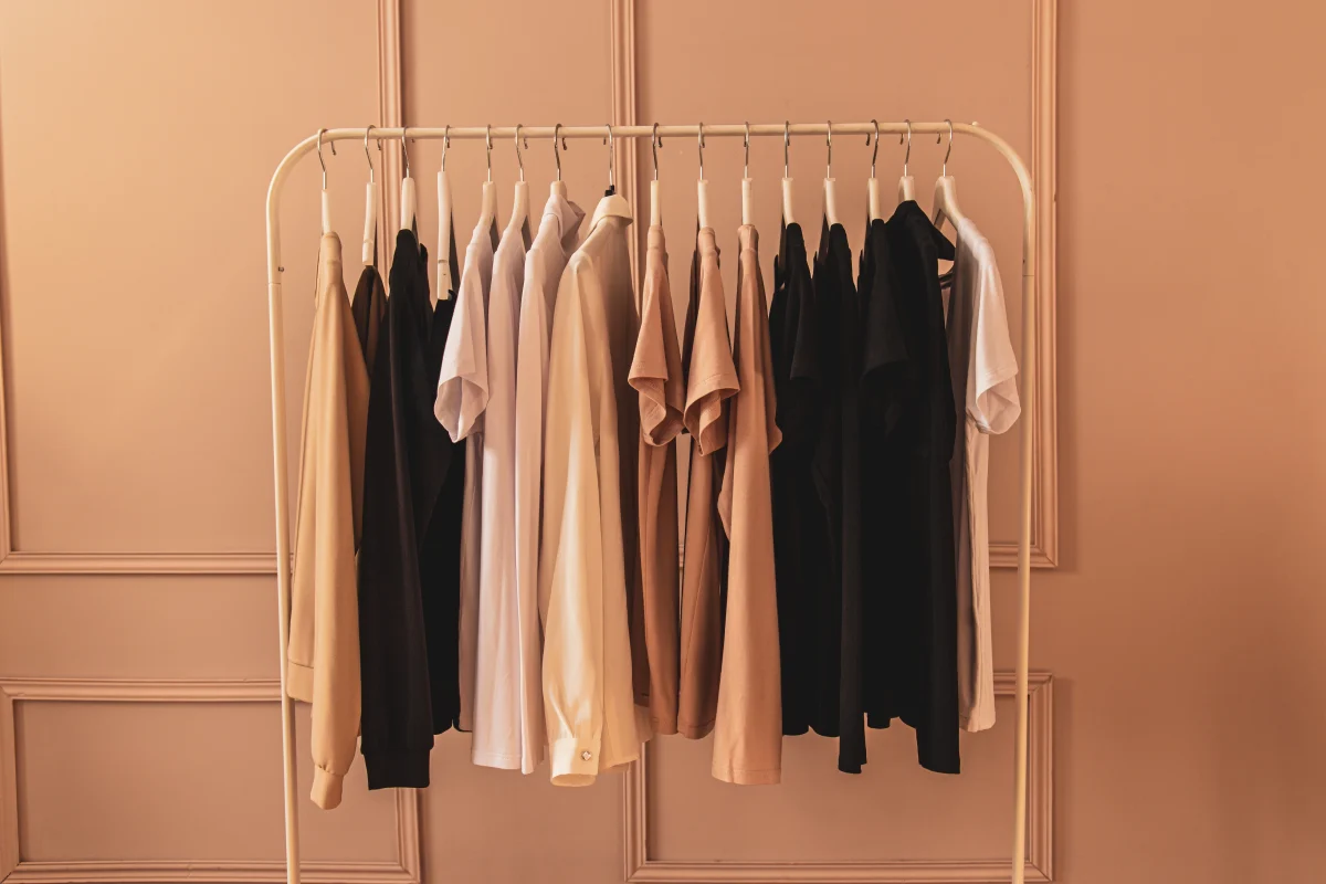 Was ist ein Capsule Wardrobe und wie gestaltest du ihn für den Herbst/Winter 2023? Diese Fragen beantworte ich dir auf dem Kleidermaedchen Modeblog.