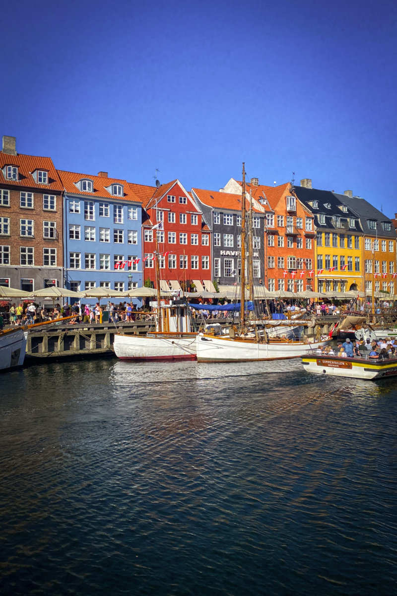 Kopenhagen im Sommer entdecken: Food Spots, Museen, Einkaufsmöglichkeiten und grüne Oasen der dänischen Hauptstadt - bunte Häuser Nyhavn in Kopenhagen.