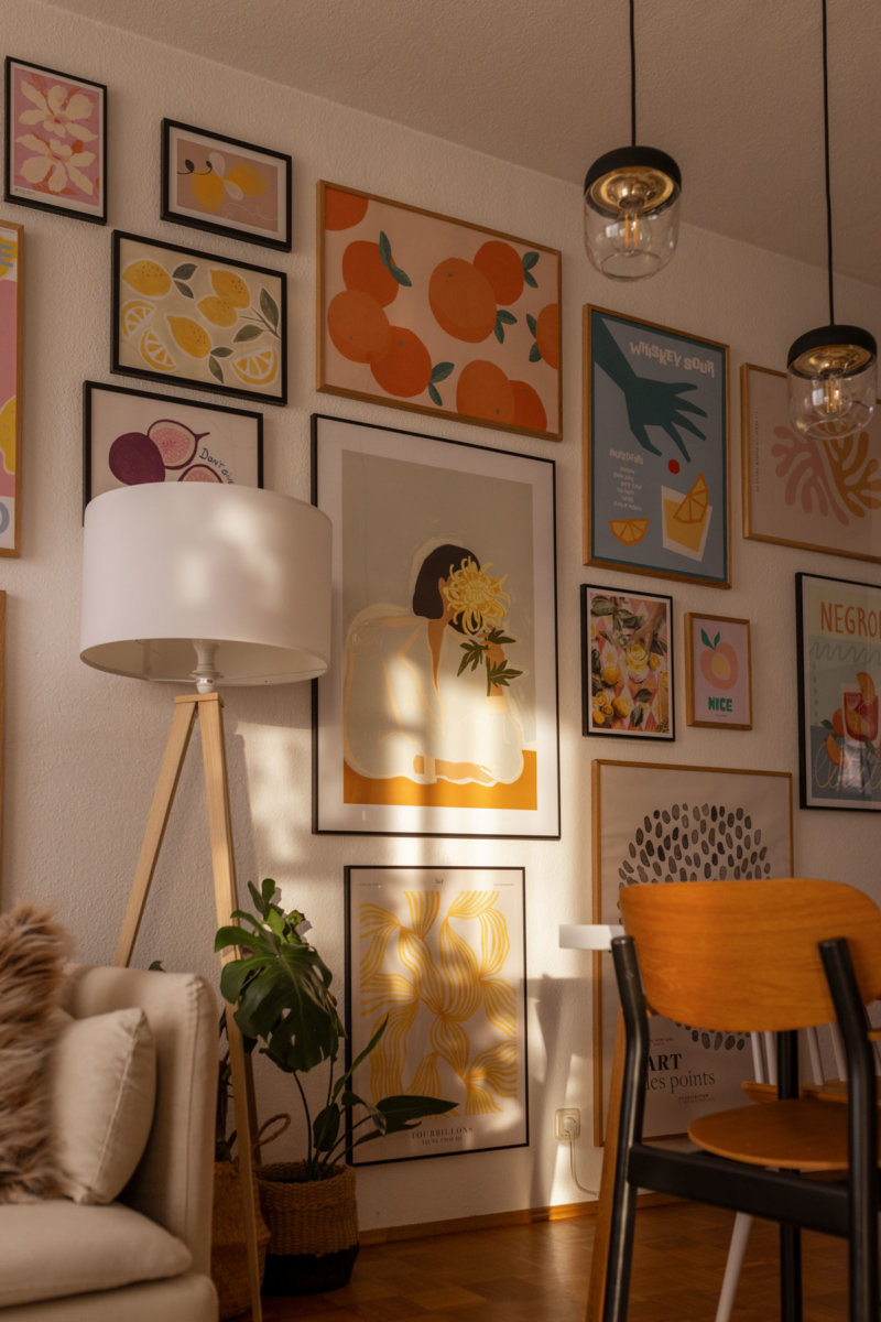 Wohnzimmer Bilderwand mit Frühlingspostern von Desenio in Pastelltönen gestalten mit Rabattcode. Mehr auf dem Interiorblog.