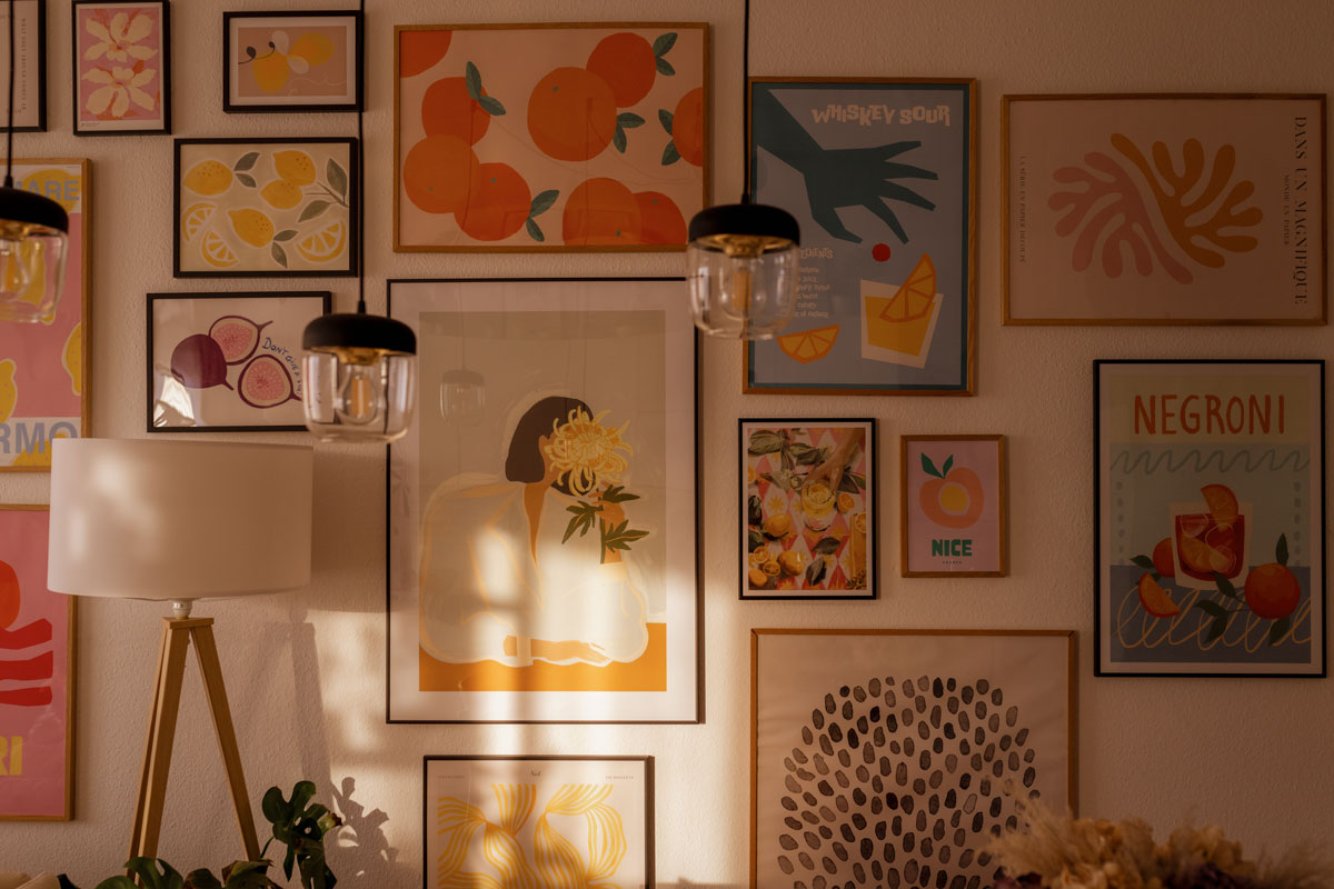 Wohnzimmer Bilderwand mit Frühlingspostern von Desenio in Pastelltönen gestalten mit Rabattcode. Mehr auf dem Interiorblog.