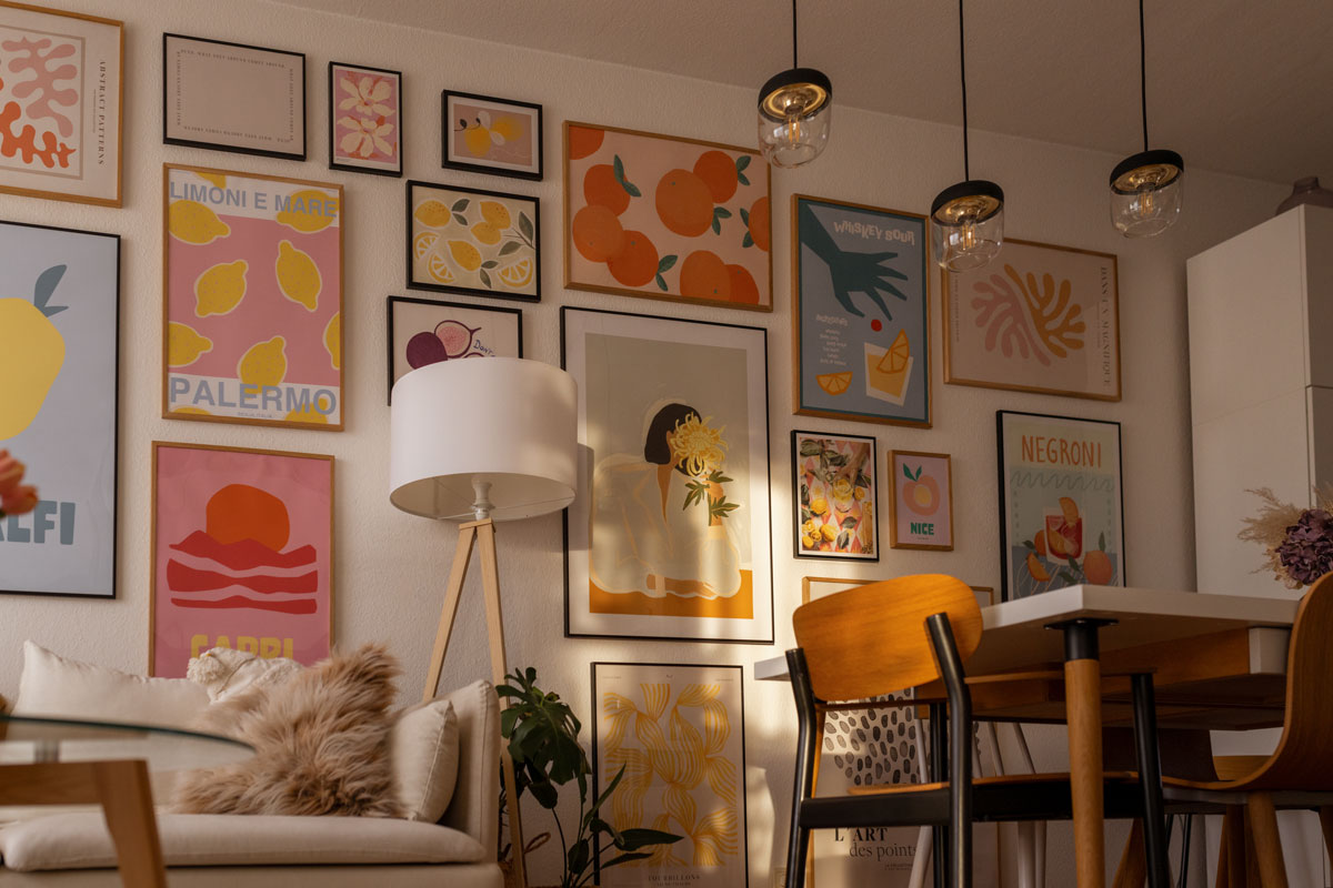 Wohnzimmer Bilderwand mit Frühlingspostern von Desenio in Pastelltönen gestalten mit Rabattcode. Mehr auf dem Interiorblog.