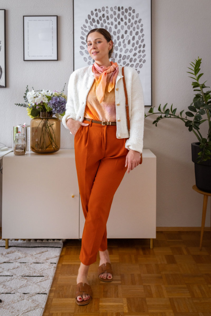 3 Outfit-Inspirationen für den Frühling 2024 stelle ich euch auf dem Modeblog vor. Von lässigen Alltagsstyles bis hin zu eleganten Styles ist alles dabei. (Oranger Look, Sandalen kombinieren, weiße Bluse) Klick dich in die Frühlingstrends 2024.
