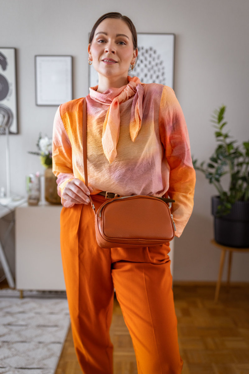 3 Outfit-Inspirationen für den Frühling 2024 stelle ich euch auf dem Modeblog vor. Von lässigen Alltagsstyles bis hin zu eleganten Styles ist alles dabei. (Oranger Look, Sandalen kombinieren, weiße Bluse) Klick dich in die Frühlingstrends 2024.