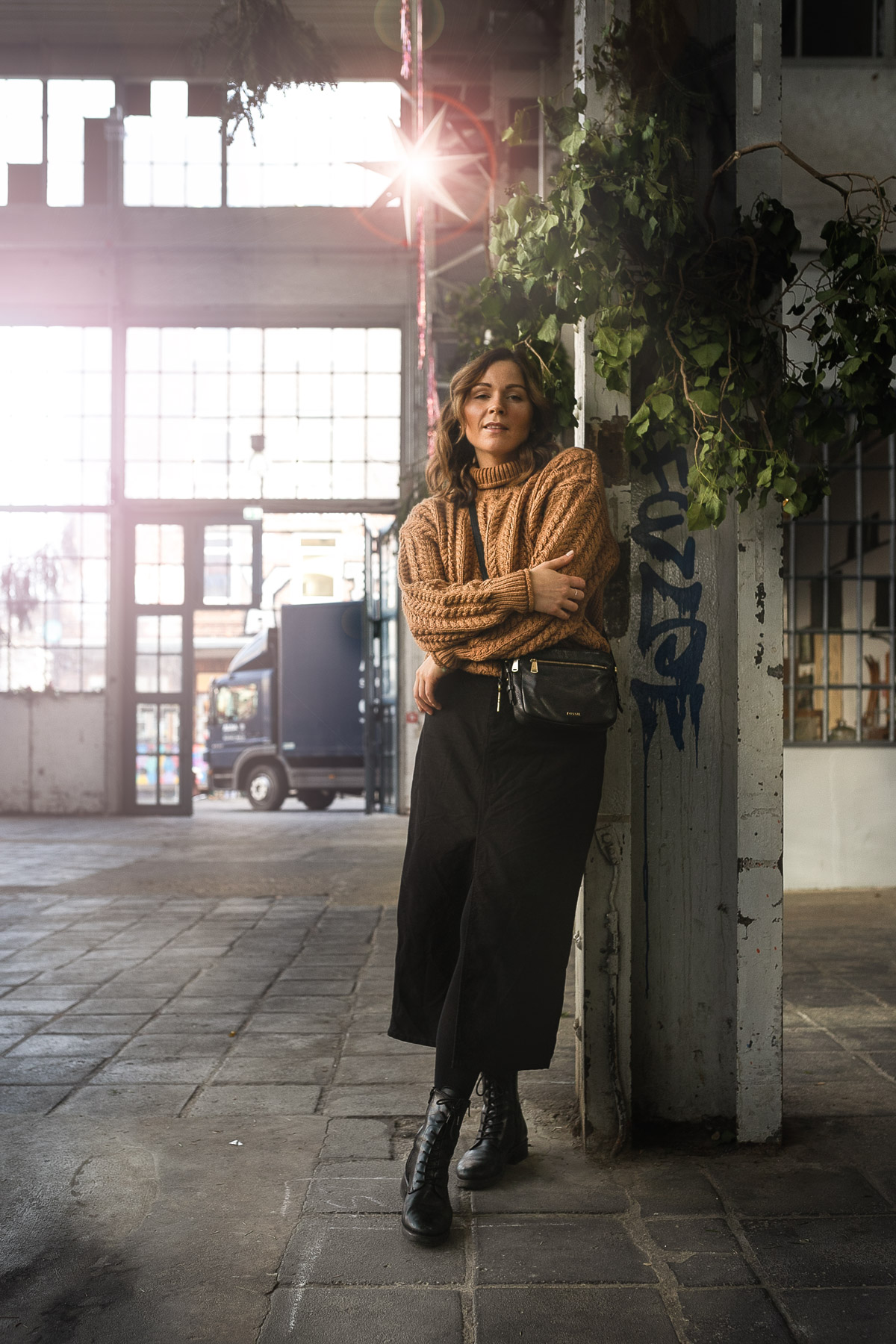 Werbung. Auf dem Kleidermaedchen Modeblog zeige ich ein Winter Outfit mit Strickpullover, Jeansrock und Schnürstiefeln. Zudem gebe ich dir Tipps, wie du einen gemütlichen Winterlook kreieren kannst. www.kleidermaedchen.de #winteroutfit #strickpullover #jeansrock #schnürstiefel