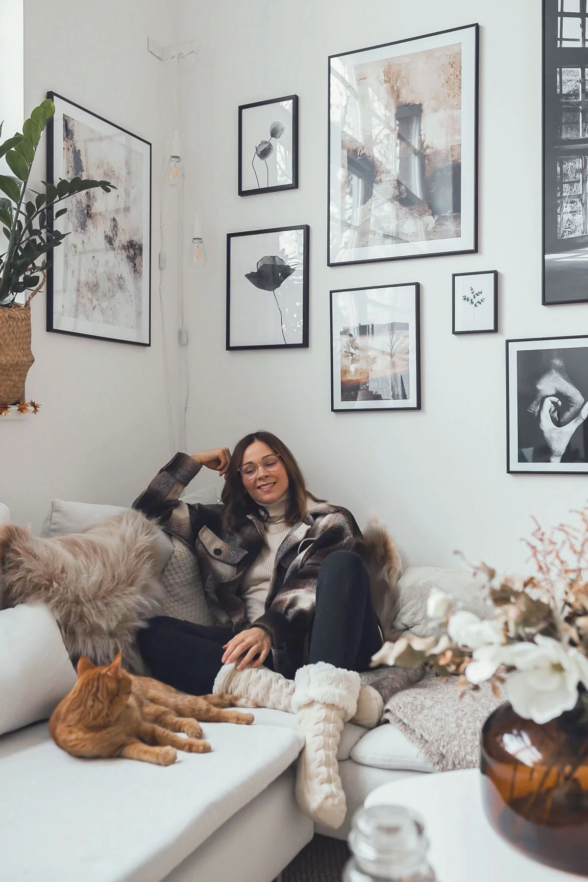 Werbung. Auf dem Kleidermaedchen Interiorblog zeige ich dir, wie du eine Wand mit Bilder und Bilderrahmen gestaltest. Zudem gebe ich dir Tipps, wie du in nur 3 Schritten zu deiner ganz persönlichen Bilderwand findest. www.kleidermaedchen.de #posterstore #bilderwand #wandbilder #bilderwandideen