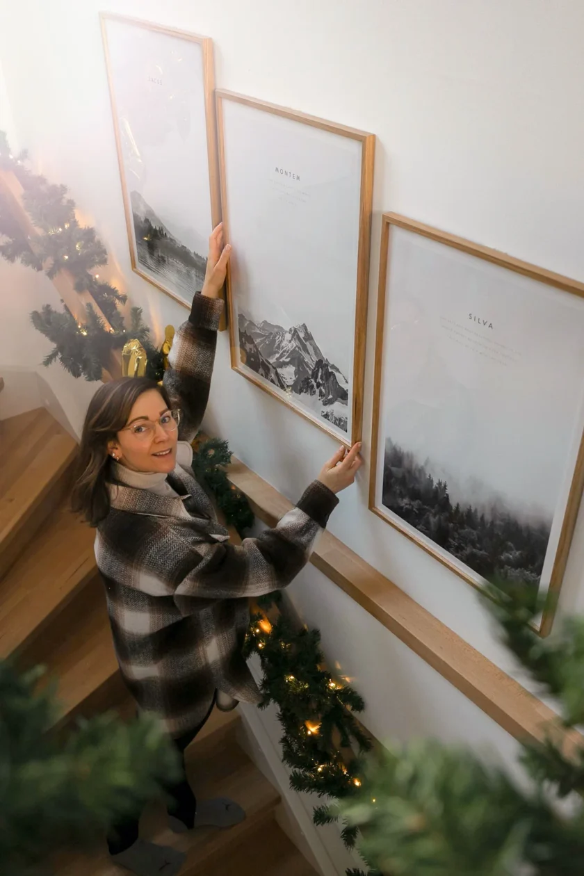 Werbung. Auf dem Kleidermaedchen Interiorblog zeige ich dir, wie du eine Wand mit Bilder und Bilderrahmen gestaltest. Zudem gebe ich dir Tipps, wie du in nur 3 Schritten zu deiner ganz persönlichen Bilderwand findest. www.kleidermaedchen.de #posterstore #bilderwand #wandbilder #bilderwandideen