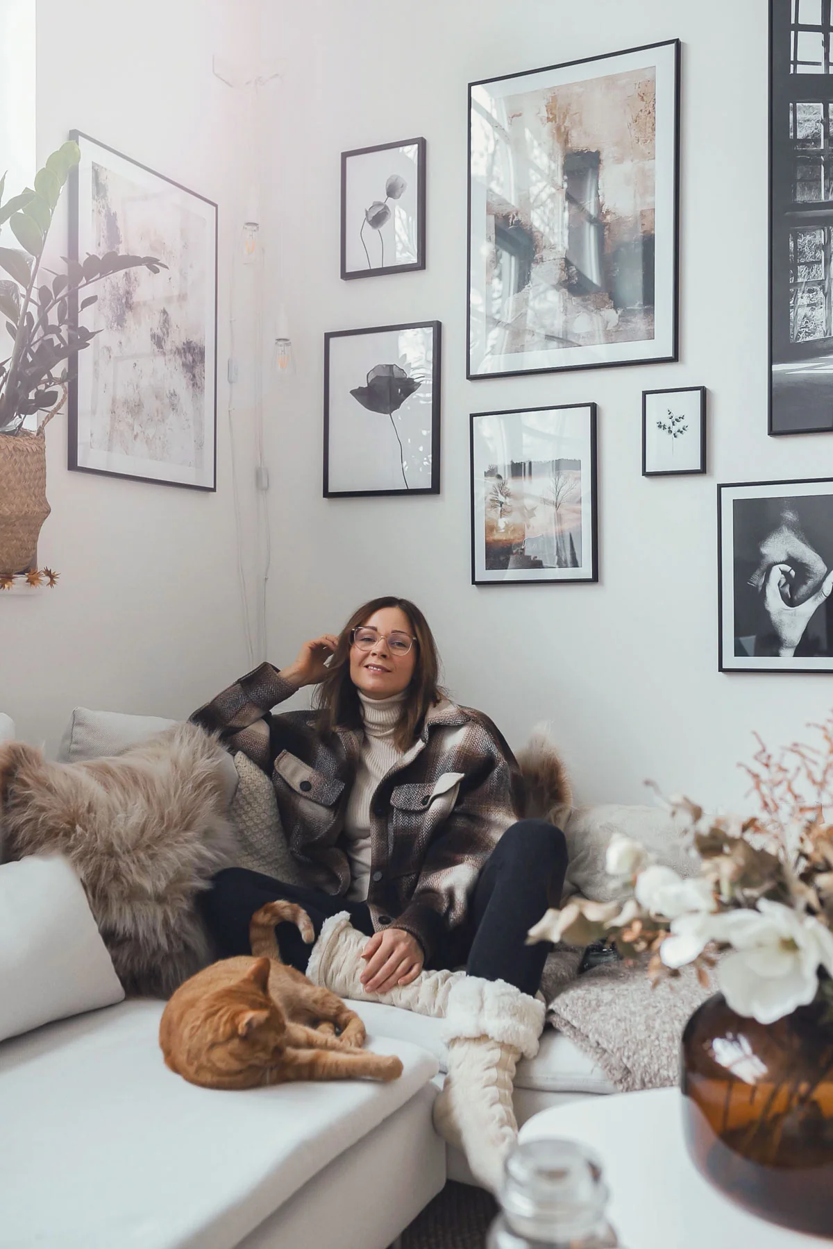 Werbung. Auf dem Kleidermaedchen Interiorblog zeige ich dir, wie du eine Wand mit Bilder und Bilderrahmen gestaltest. Zudem gebe ich dir Tipps, wie du in nur 3 Schritten zu deiner ganz persönlichen Bilderwand findest. www.kleidermaedchen.de #posterstore #bilderwand #wandbilder #bilderwandideen