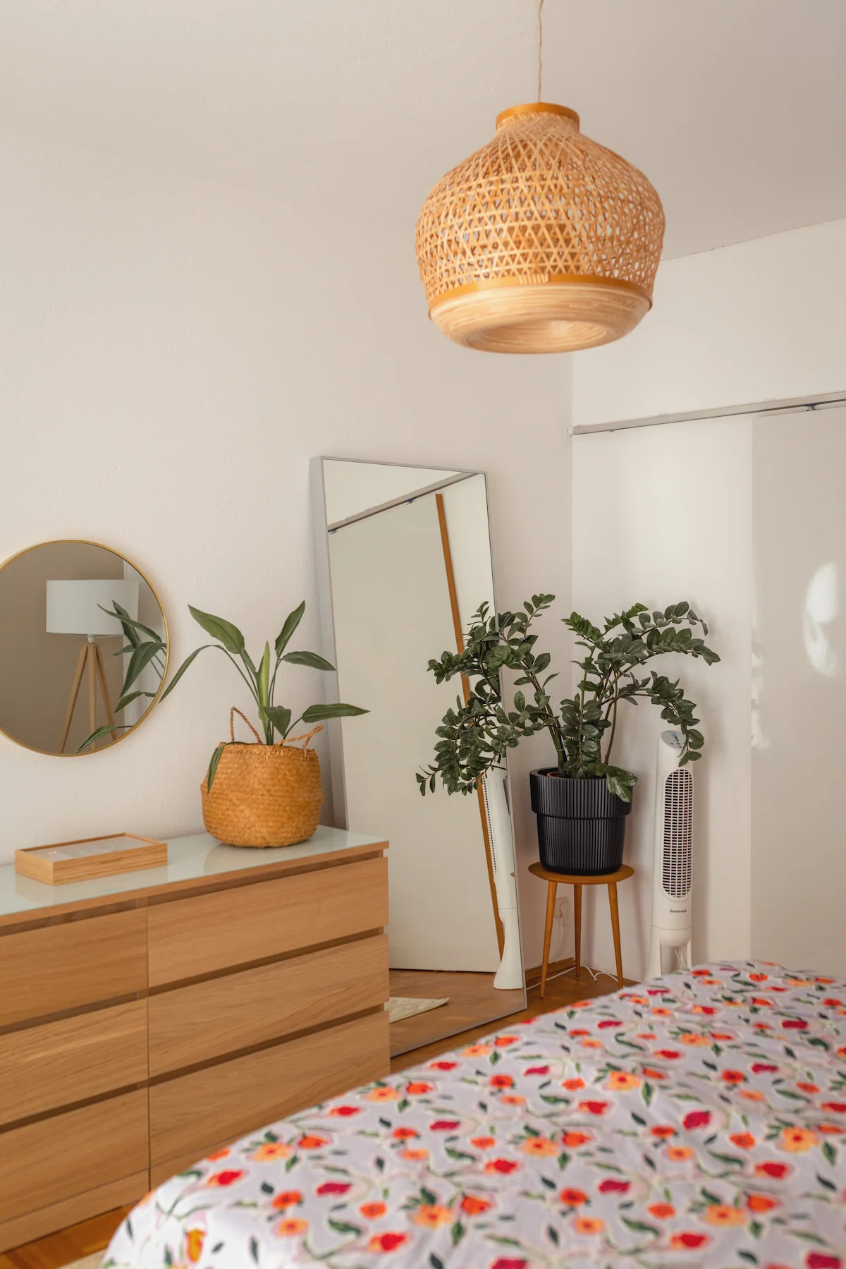 Runder Songmics Wandspiegel über einer Kommode als stilvolles Highlight im Boho Schlafzimmer