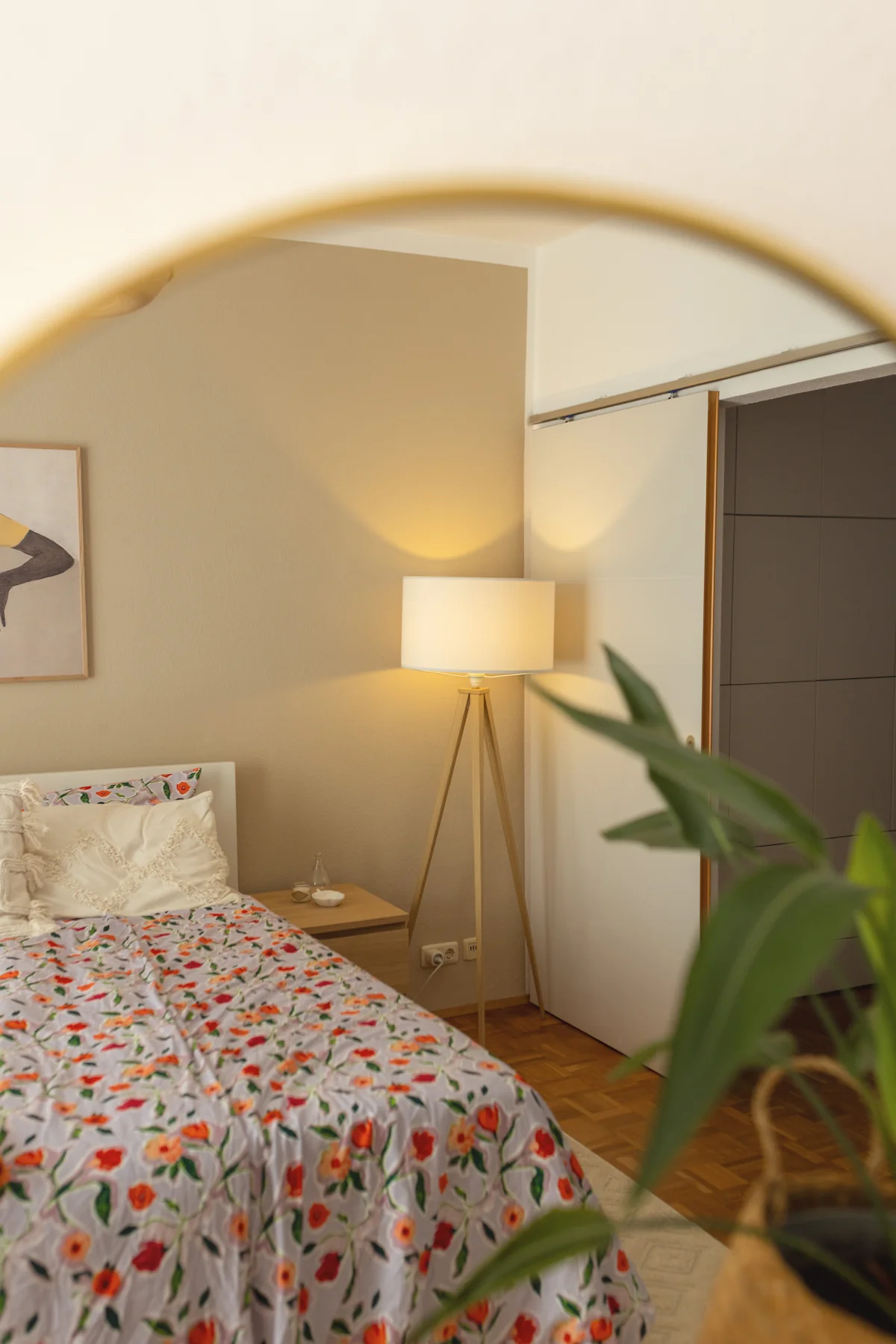 Dekorativer Wandspiegel kombiniert mit Trockenblumen und Kerzen auf einer Kommode