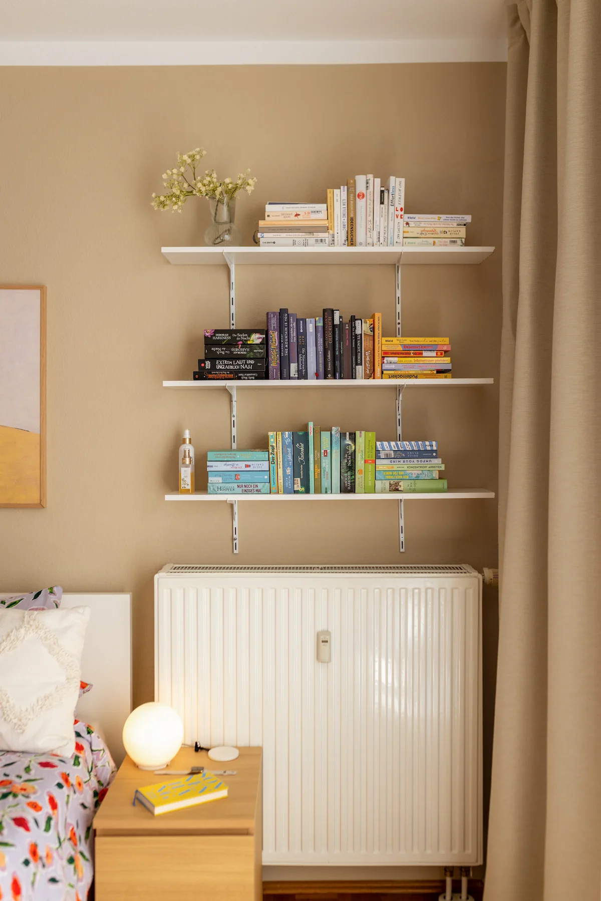 Runder Songmics Wandspiegel über einer Kommode als stilvolles Highlight im Boho Schlafzimmer