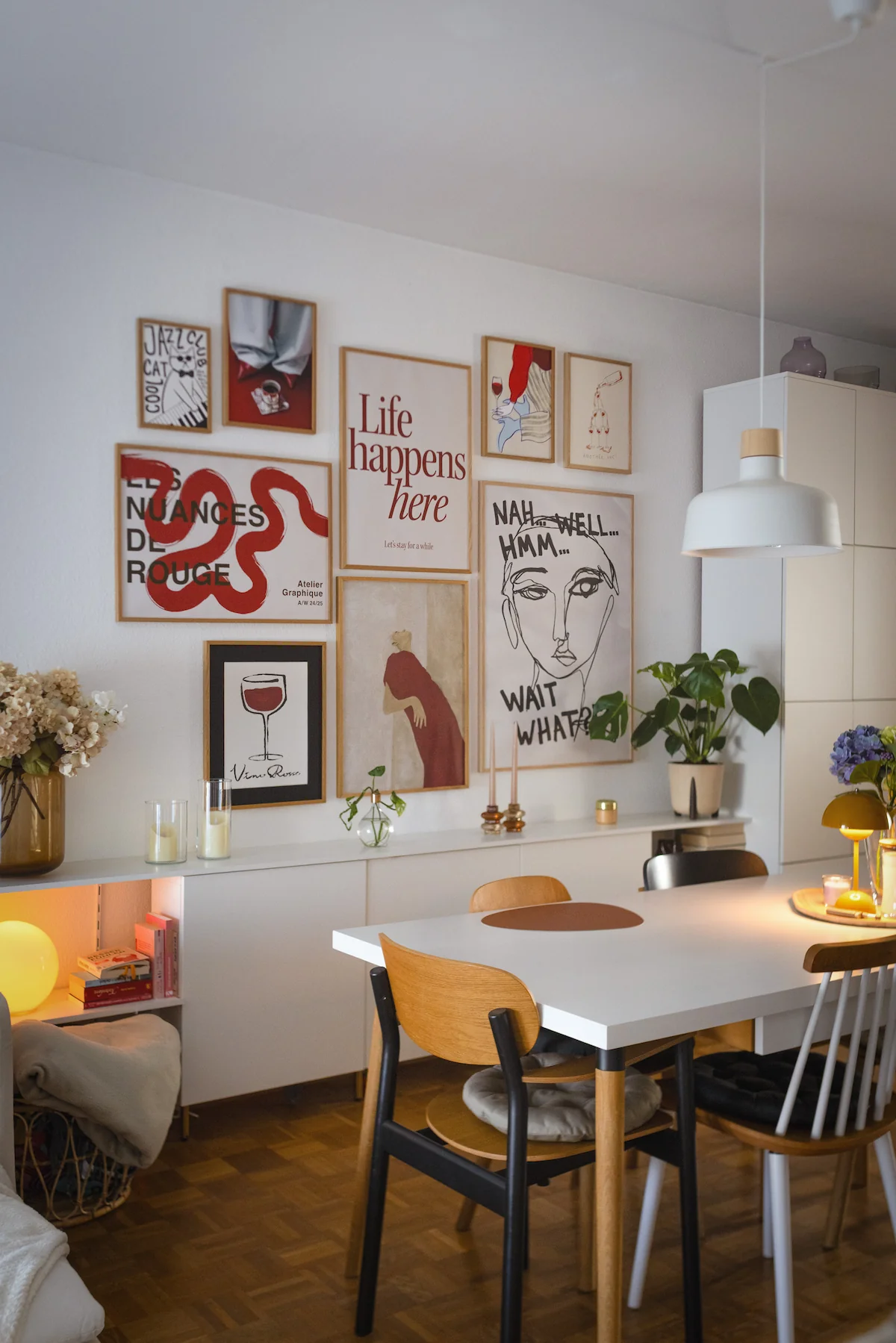 Herbstliche Bilderwand mit Postern in Beige, Rostrot und Schwarz in gemütlichem Wohnzimmer gestalten. Auf dem Einrichtungsblog zeige ich dir, wie es geht.