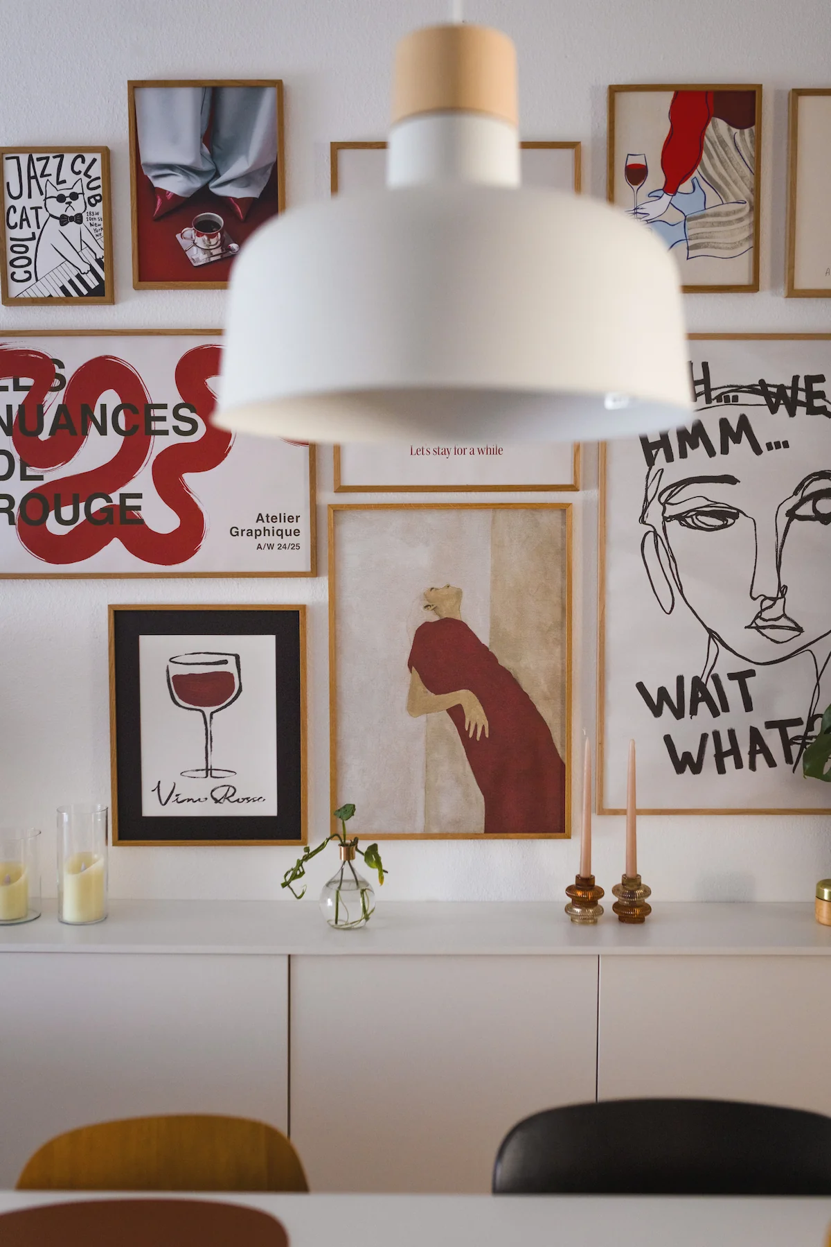 Herbstliche Bilderwand mit Postern in Beige, Rostrot und Schwarz in gemütlichem Wohnzimmer gestalten. Auf dem Einrichtungsblog zeige ich dir, wie es geht.