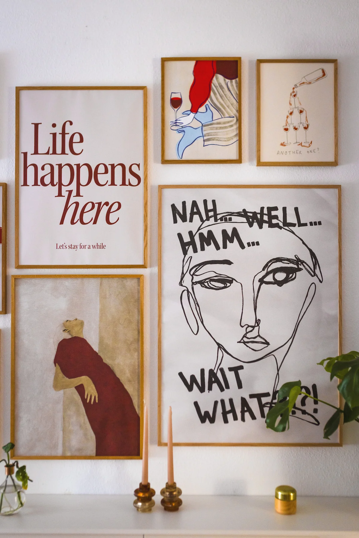 Herbstliche Bilderwand mit Postern in Beige, Rostrot und Schwarz in gemütlichem Wohnzimmer gestalten. Auf dem Einrichtungsblog zeige ich dir, wie es geht.