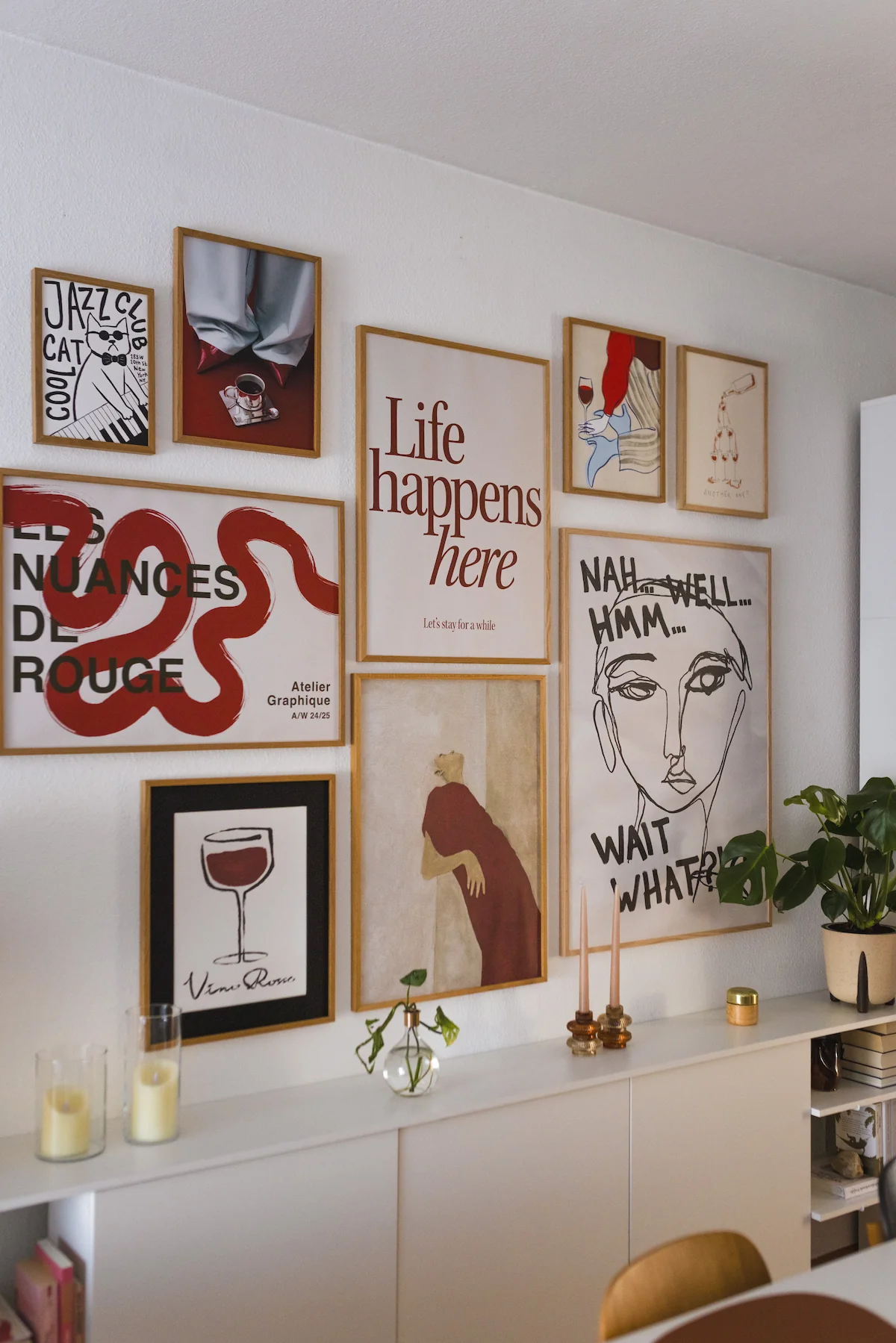 Herbstliche Bilderwand mit Postern in Beige, Rostrot und Schwarz in gemütlichem Wohnzimmer gestalten. Auf dem Einrichtungsblog zeige ich dir, wie es geht.