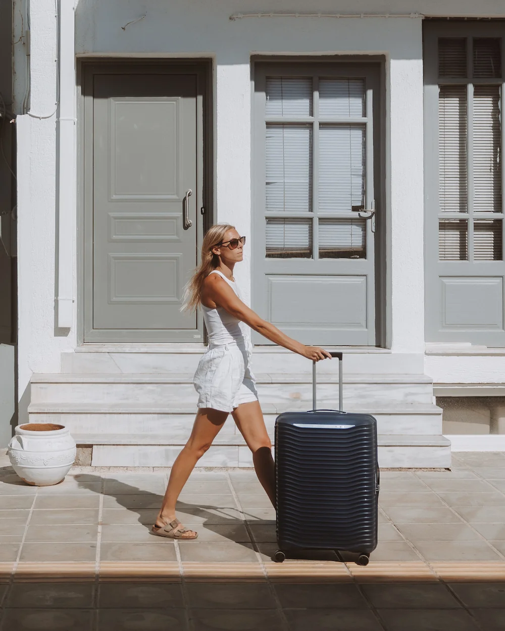 Du willst smart und stilvoll reisen? In diesem Guide erfährst du, welcher Handgepäckkoffer zu dir passt, welche Vorteile er bietet und wie du clever & organisiert packst.