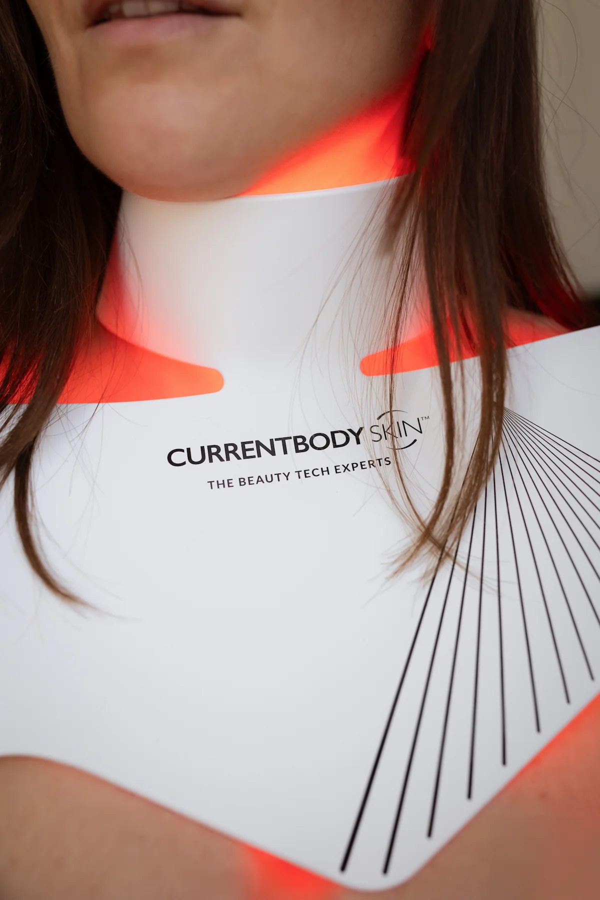 Nachher-Foto nach 3 Wochen Anwendung der CurrentBody LED Hals- & Dekolleté Maske 2. Generation – sichtbar glattere und strahlendere Haut ohne Botox