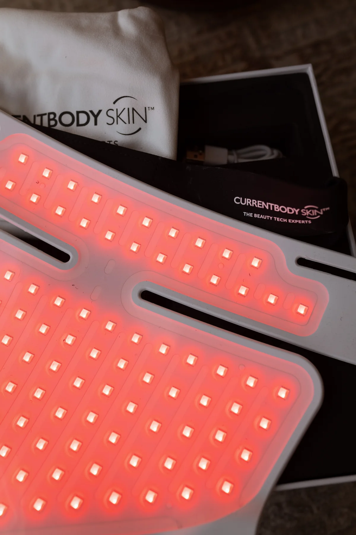 Nachher-Foto nach 3 Wochen Anwendung der CurrentBody LED Hals- & Dekolleté Maske 2. Generation – sichtbar glattere und strahlendere Haut ohne Botox