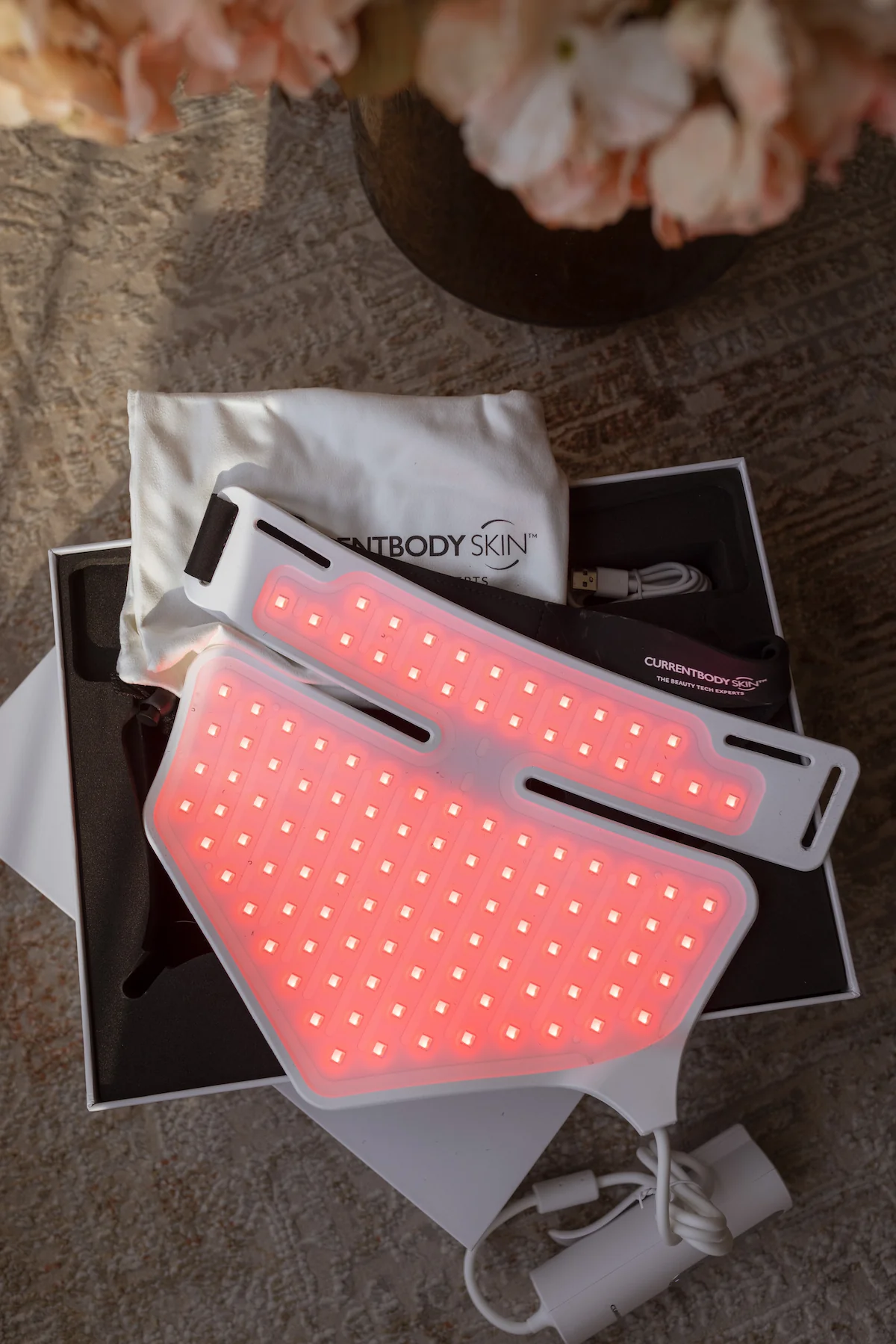 Nachher-Foto nach 3 Wochen Anwendung der CurrentBody LED Hals- & Dekolleté Maske – sichtbar glattere und strahlendere Haut