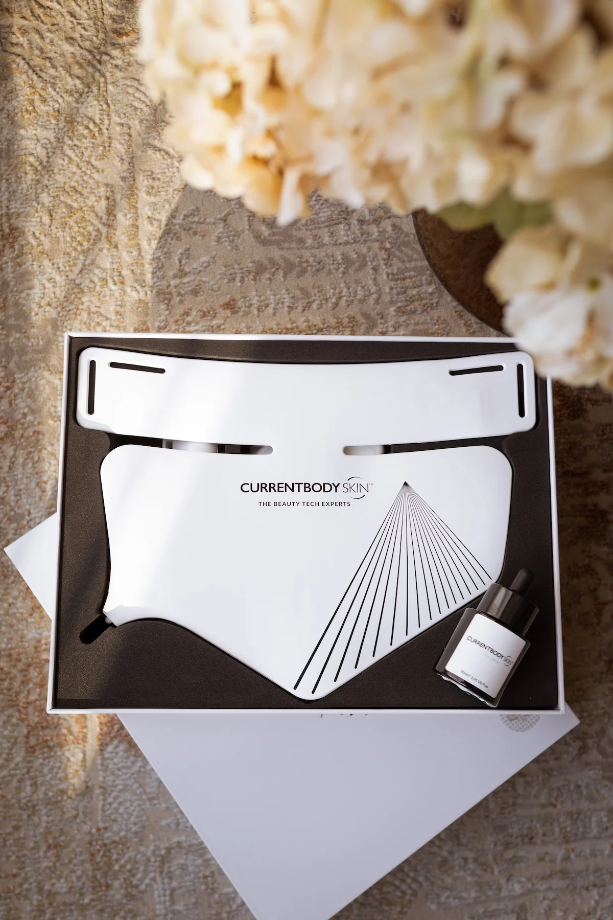 Nachher-Foto nach 3 Wochen Anwendung der CurrentBody LED Hals- & Dekolleté Maske – sichtbar glattere und strahlendere Haut ohne Botox