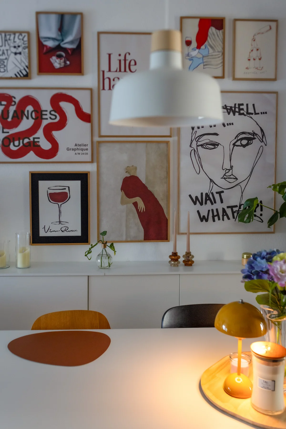 Herbstliche Bilderwand mit Postern in Beige, Rostrot und Schwarz in gemütlichem Wohnzimmer gestalten. Auf dem Einrichtungsblog zeige ich dir, wie es geht.