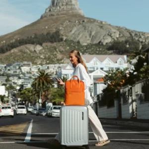 Du willst smart und stilvoll reisen? In diesem Guide erfährst du, welcher Handgepäckkoffer zu dir passt, welche Vorteile er bietet und wie du clever & organisiert packst.