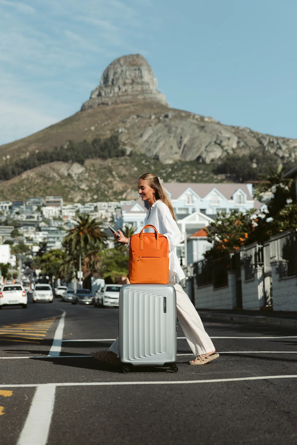 Du willst smart und stilvoll reisen? In diesem Guide erfährst du, welcher Handgepäckkoffer zu dir passt, welche Vorteile er bietet und wie du clever & organisiert packst.