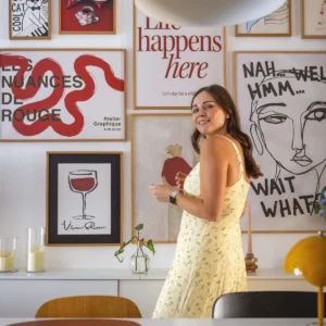 Herbstliche Bilderwand mit Postern in Beige, Rostrot und Schwarz in gemütlichem Wohnzimmer gestalten. Auf dem Einrichtungsblog zeige ich dir, wie es geht.