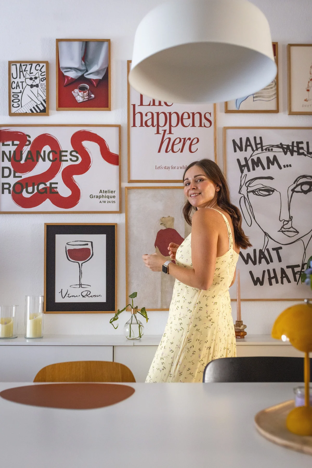 Herbstliche Bilderwand mit Postern in Beige, Rostrot und Schwarz in gemütlichem Wohnzimmer gestalten. Auf dem Einrichtungsblog zeige ich dir, wie es geht.