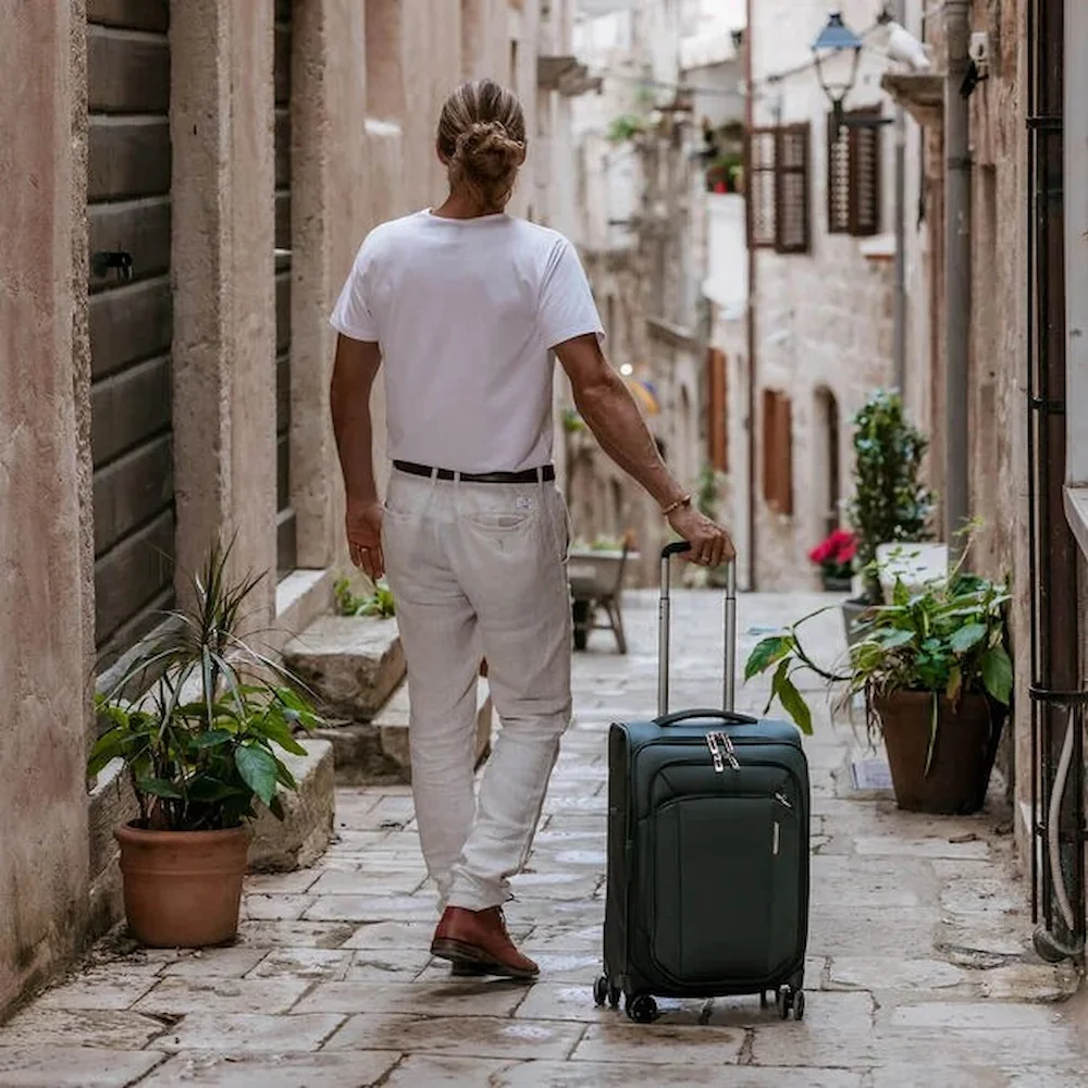 Du willst smart und stilvoll reisen? In diesem Guide erfährst du, welcher Handgepäckkoffer zu dir passt, welche Vorteile er bietet und wie du clever & organisiert packst.