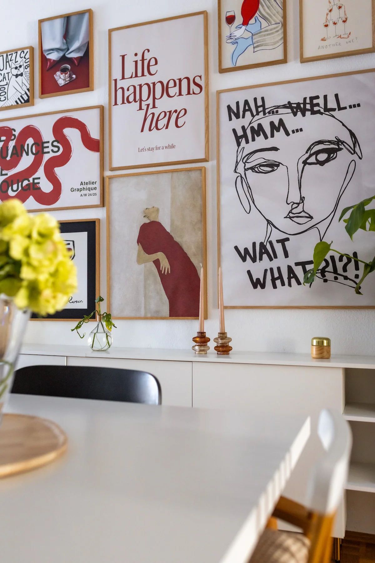 Herbstliche Bilderwand mit Postern in Beige, Rostrot und Schwarz in gemütlichem Wohnzimmer gestalten. Auf dem Einrichtungsblog zeige ich dir, wie es geht.