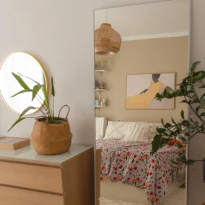 Gemütlich eingerichtetes Schlafzimmer im Boho Stil mit warmen Naturtönen und Textilien in Beige und Braun